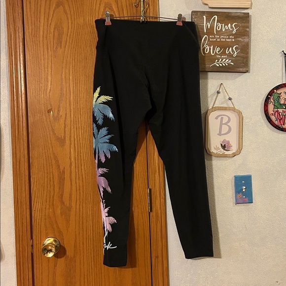 PINK Dark Gray Tropical Leggings- Women’s Size XL - Picture 3 of 7